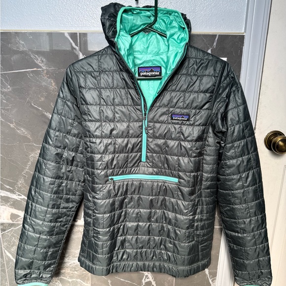 Patagonia Jackets & Blazers - Patagonia Quilted Puffer Pullover Jacket in Black with Teal Lining